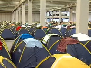 "Campuseiros" costumam acampar no evento () campusparty20110118