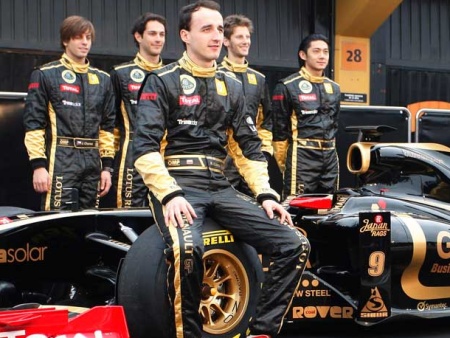 Robert Kubica posa durante apresenta o da equipe com Bruno Senna atr s