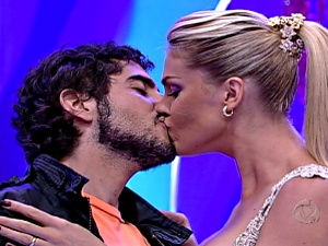 Marcos Mion e Ana Hickmann se beijam no palco