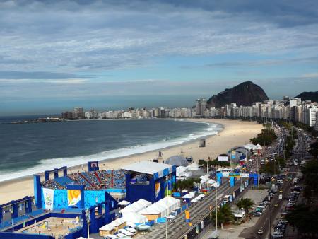 A praia de Copacabana já recebeu várias arenas montadas para competições, de beach soccer a vôlei de praia e inclusive uma piscina para natação; poderá novamente ter uma obra armada para as provas aquáticas da Olimpíada-2016