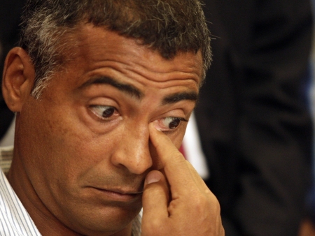 Romário entrou para o PSB e no dia da filiação trocou o nome do partido para PSDB...