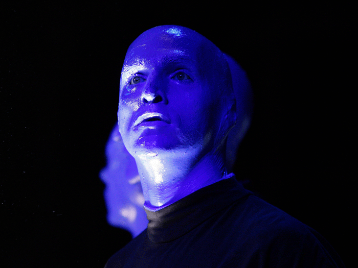 Blue Man Group se apresenta antes da partida de hóquei entre o New York Rangers e do Ottawa Senators,na cidade de Nova Iorque (EUA)