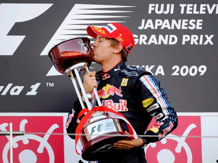 Piloto alemão Sebastian Vettel comemora a vitória de ponta a ponta no Grande Prêmio do Japão, em Suzuka. O piloto da Red Bull-Renault está em terceiro luga...