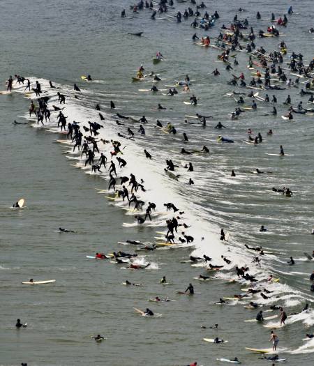 Na Cidade do Cabo, na África do Sul, surfistas alcançam novo recorde mundial e devem entrar para o Guiness Book ao juntar o maior número de pessoas surfand...