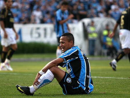 Meia Souza senta no gramado durante decepcionante empate do Grêmio; resultado deixa equipe com tarefa difícil para se classificar à Libertadores