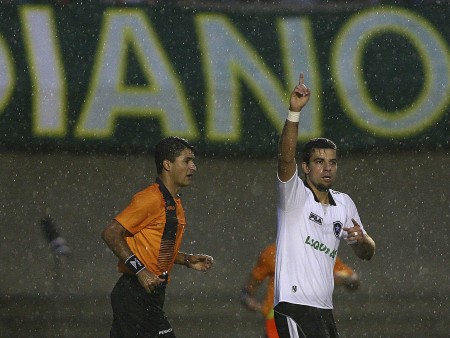 André Lima comemora um dos gols da vitória botafoguense; mesmo com o resultado, o alvinegro segue na zona do rebaixamento, mas atrapalhou o Goiás