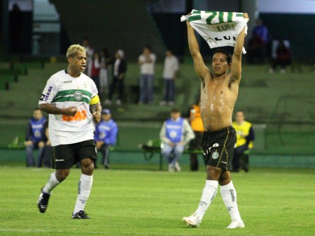 Coritiba vence Internacional na capital paranaense; equipe colorada deixa o G-4 e já está nove pontos atrás do líder Palmeiras