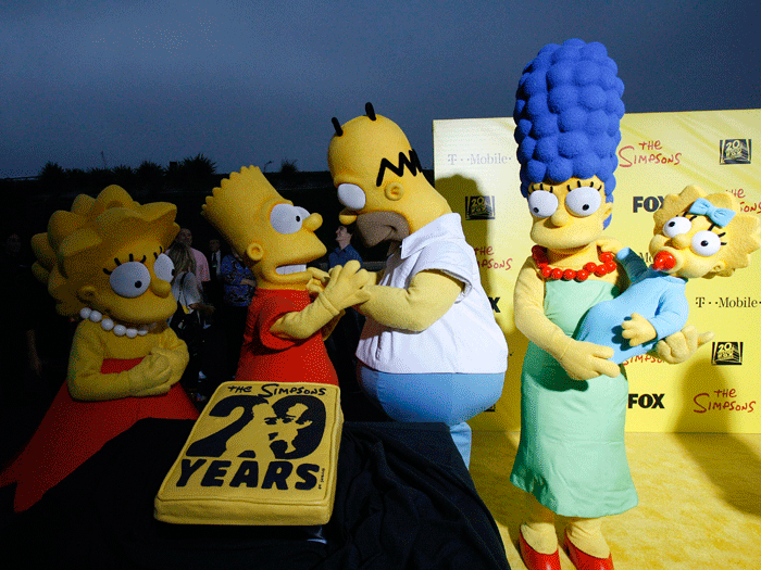 Os personagens Lisa, Bart, Homer, Marge e Maggie comemoram os 20 anos da série de TV Os Simpsons, em Santa Monica, na Califórnia (EUA)