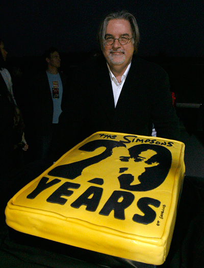 Matt Groening, criador da série Simpsons, posa ao lado do bolo que comemora os 20 anos do programa, em Santa Monica, na Califórnia (EUA)