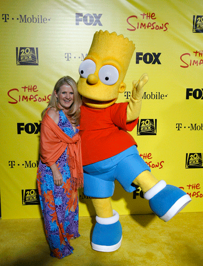 Atriz Nancy Cartwright, que faz a voz de Bart Simpson, posa com o personagem na festa de 20 anos da série, comemorada neste domingo (18), em Santa Monica, ...