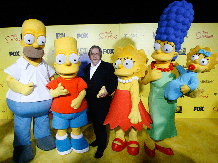 Matt Groening, criador dos Simpsons, posa ao lado de seus persongens na festa de 20 anos da série de TV, em Santa Monica, na Califórnia (EUA)
