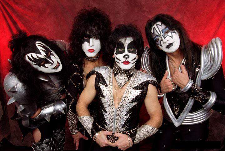 Nos anos 80, o Kiss, grupo de Gene Simmons deixou as pinturas de lado e se encaixou feito luva no estilo hair metal