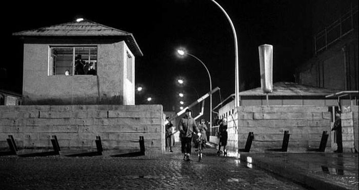 O Espião que Veio do Frio (1965) é um filme baseado no consagrado romance de John Le Carré. Para mostrar o trabalho de um agente inglês em Berlim Oriental,...