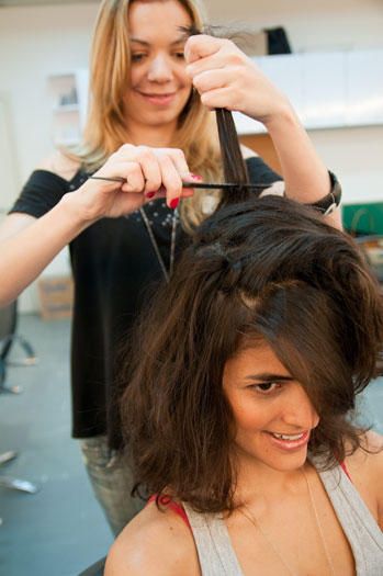 Comece deixando a parte da frente separada, como mostra a foto. Apenas essa parte precisa estar levemente escovada, para o penteado ficar mais bonito. Pegu...