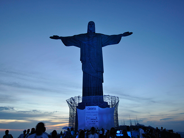 Cristo Redentor iluminado de azul durante evento do Dia Mundial do Diabetes, no Rio