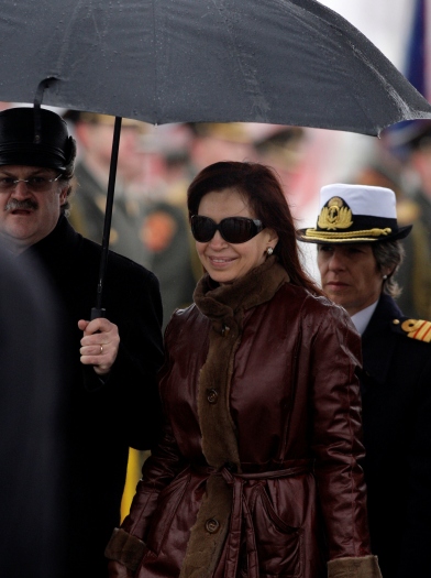 Cristina Kirchner desembarcou na Rússia em dezembro de 2008 com a temperatura negativa. A presidente argentina usou um casaco de couro e peles, “um modelit...