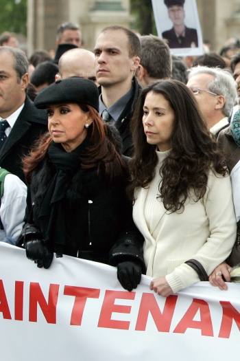Coincidência ou não, antes de seu modelito clássico Cristina causou furor ao marchar pelas ruas de Paris com uma boina preta, pedindo à época a libertação ...