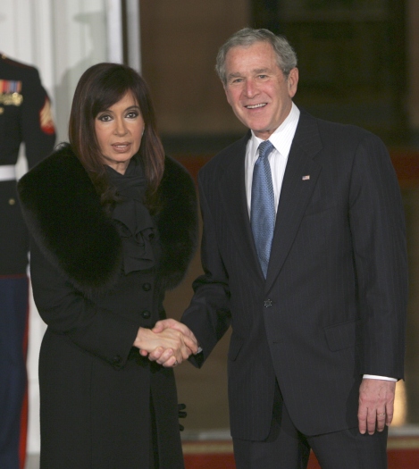 Em novembro de 2008, Cristina participa da cúpula extraordinária do G20, nos Estados Unidos, para discutir a crise econômica mundial. No jantar oferecido p...