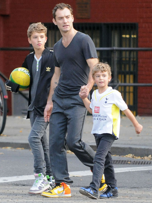 Esse ano, Jude Law teve a quarta filha, Sophia. Ela é filha de Samantha Burke, namorada do ator. De seu casamento com Sadie Frost, o galã teve mais três fi...