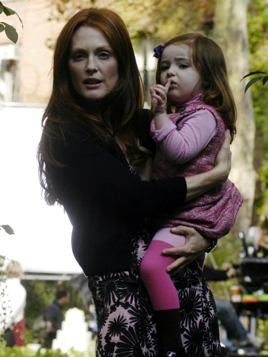 Juliane Moore é mais uma das famosas que desfila com a sua pequena Liv Freundlich, de sete anos. A atriz também tem mais um filho com o marido e diretor Ba...