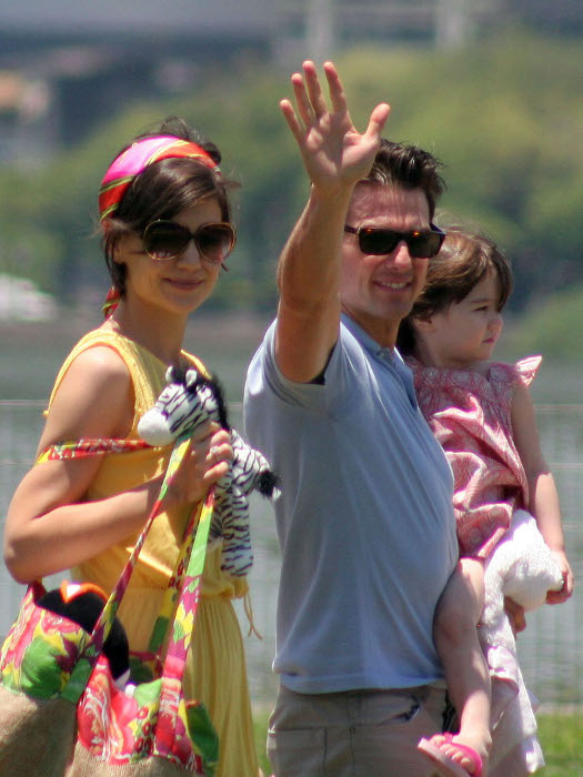 Suri tem apenas três anos e lança moda pelo mundo inteiro. Filha de Kate Holmes e Tom Cruise, a pequena esbanja charme por todos os lugares que passa