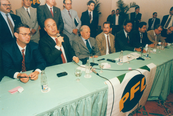 Em 1997, Celso Pitta aparece em discurso de Paulo Maluf. Ao lado do ex-prefeito está Gilberto Kassab, na época, secretário de Maluf e atual prefeito de São...
