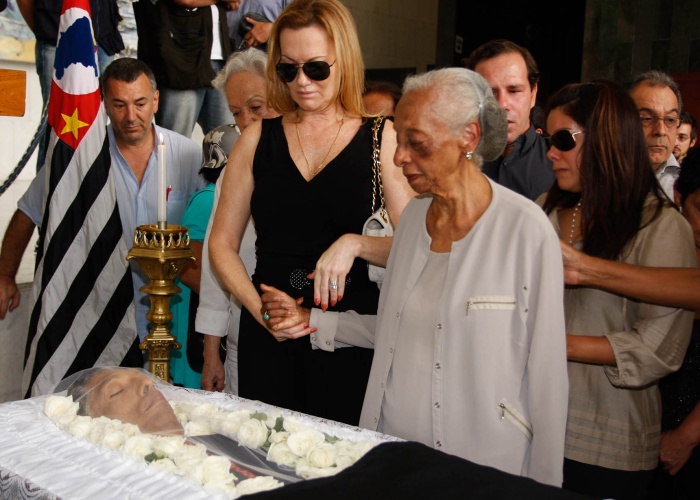 A viúva de Celso Pitta, Rony Golabek (à esq.), e a mãe do ex-prefeito, Zuleica Pitta, durante velório na Assembleia Legislativa de São Paulo neste sábado