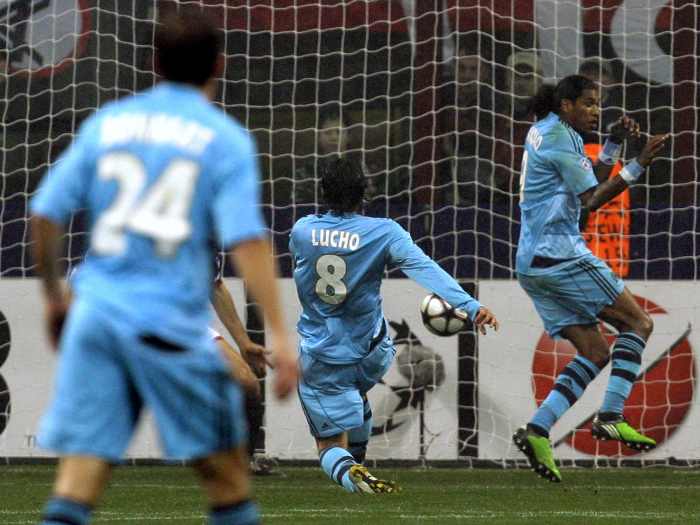 Lucho Gonzalez chuta para marcar o gol de empate do Olympique contra o Milan, pela quinta rodada da fase de grupos da Liga dos Campeões
