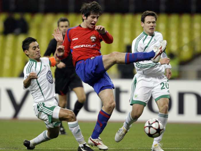 O brasileiro Josué (dir.), do Wolfsbug, tenta travar chute de Dzagoev, do CSKA Moscou, na derrota de seu time por 2 a 1 pela Liga dos Campeões