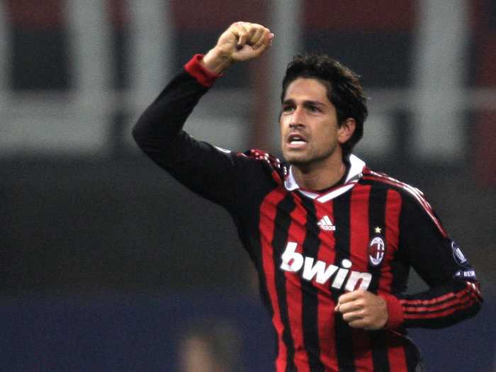 O italiano Borriello comemora após marcar o gol do Milan no empate em 1 a 1 contra o Olympique, da França