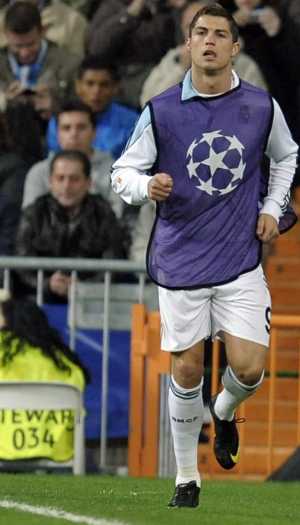 Cristiano Ronaldo se aquece para entrar no jogo do Real Madrid contra o Zurich, da Suíça. O português, que voltava de contusão, jogou 21 minutos na vitória...