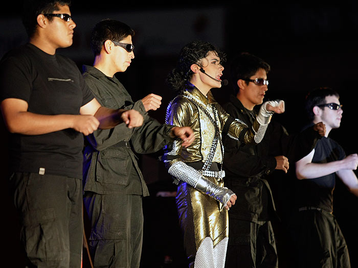 O boliviano Rolando Gallo (centro) imita Michael Jackson durante apresentação em cerimônia de encerramento dos Jogos Bolivarianos, em Sucre, na Bolívia