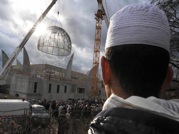 Cúpula é colocada sobre estrutura metálica da Mesquita de Grand Estrasburgo, em Estrasburgo, na França