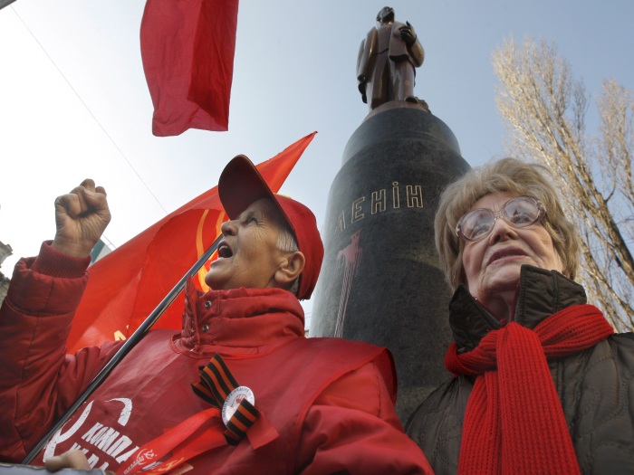 Comunistas protestam contra monumento recém inaugurado do líder soviético Vladimir Lênin, na Ucrânia