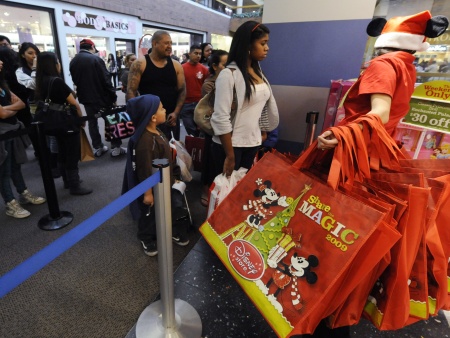 Fila de consumidores esperando para conseguir fazer compras em dia de grandes liquidações (REUTERS) Black friday