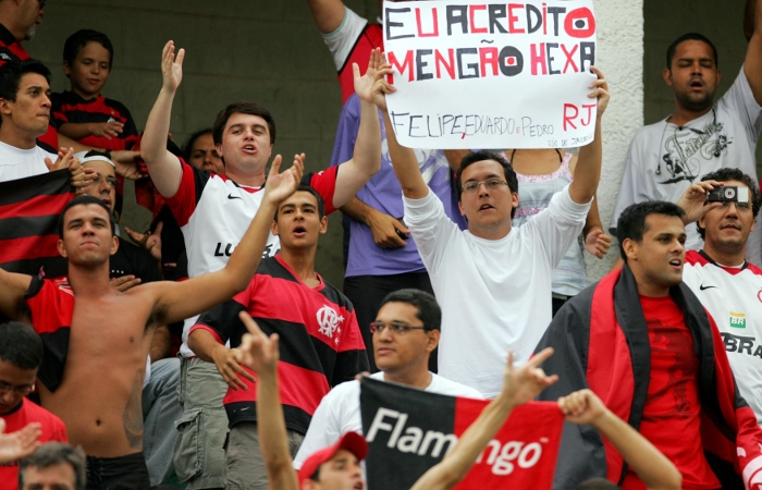 Torcida do Flamengo em partida contra o Corinthians no estádio Brinco de Ouro da Princesa, em Campinas (SP)