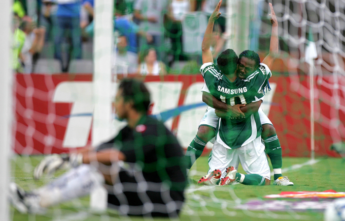 Com um minuto de jogo, Cleiton Xavier faz 1 a 0 para o Palmeiras e comemora com Vagner Love