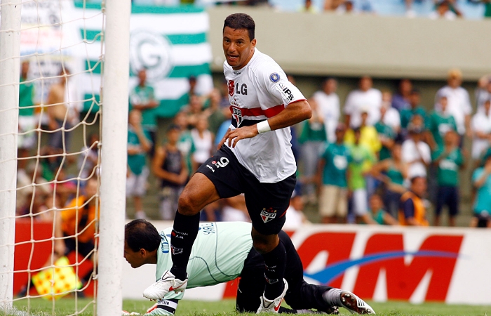 Washington comemora gol do São Paulo, no estádio Sera Dourada, contra o Goiás