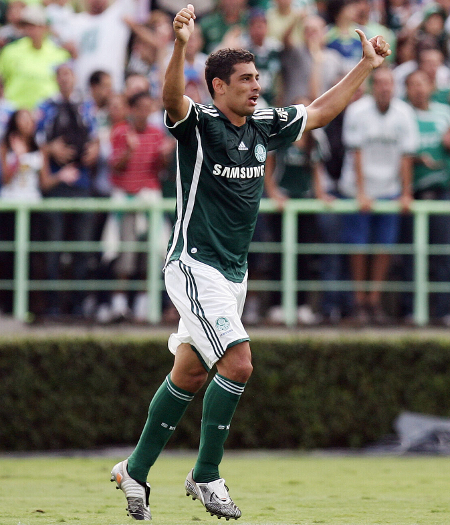 Diego Souza fez - do meio de campo - o segundo gol do palmeiras contra o Atlético-MG no Palestra Itália