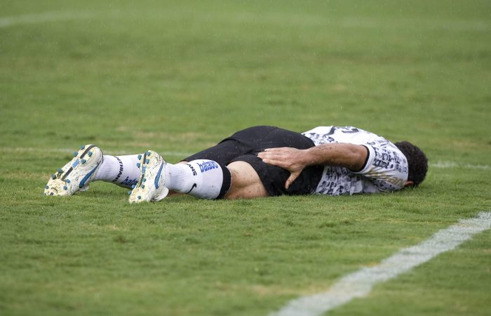 Ronaldo sente a coxa e abandona partida contra o Flamengo, no estádio Brinco de Ouro da Princesa
