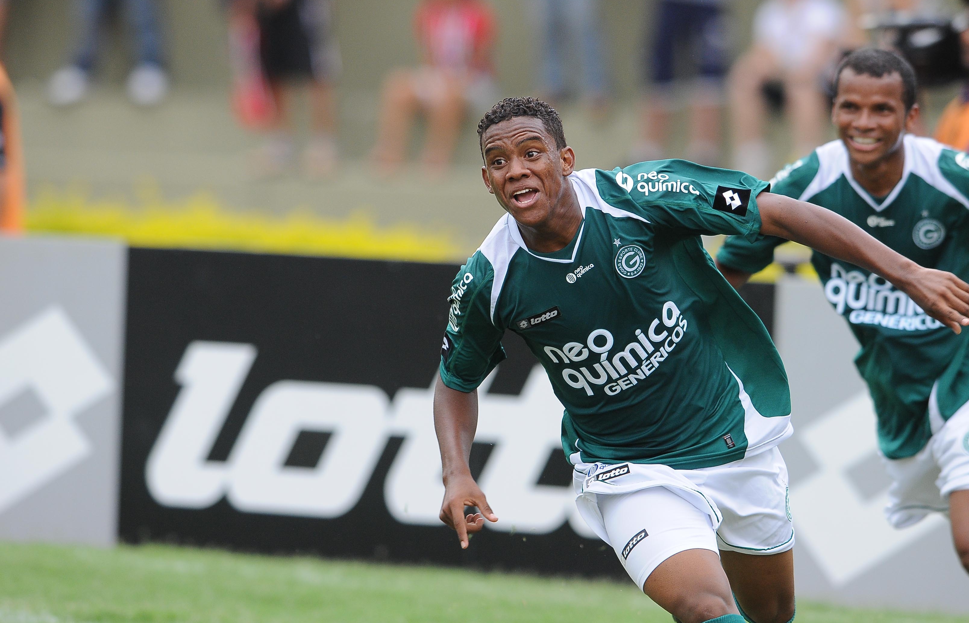 Rithelly, do Goiás, comemora gol contra o São Paulo, na 37ª rodada do Campeonato Brasileiro, no estádio Serra Dourada, em Goiânia