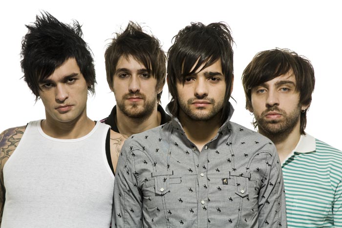 Rodrigo Tavares (baixo e vocais), Rodrigo "Bell" Ruschel (bateria), Lucas "Paraíba" Silveira (vocais, guitarra e teclados) e Gustavo "Vavo" Mantovani (guit...