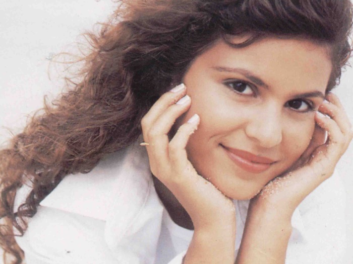 Você pode não conhecê-la, mas a cantora gospel Aline Barros já vendeu 300 mil cópias de seu disco Caminhos de Milagres. Com essa marca, ela conquistou o di...