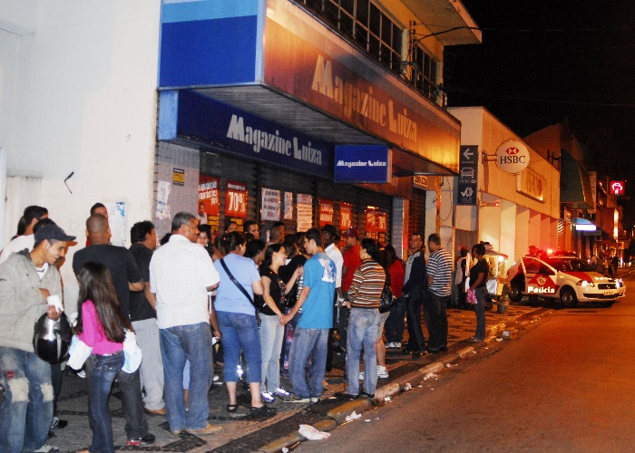 http://i2.r7.com/liquidacao-grandes-filas-tl-20100108.jpg