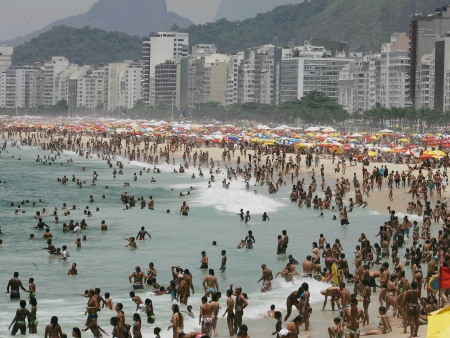 http://i1.r7.com/data/files/2C92/94A4/2601/86E6/0126/1A33/329F/6320/Praia-Rio-calor.jpg