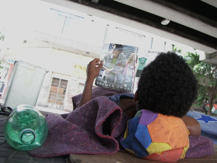 Morador de rua do Minhoc&atilde;o diz que gosta de ficar bem informado
