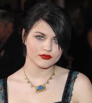 Frances bean cobain dating logan lerman