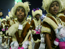 Escolas de samba transformam desfiles em propaganda