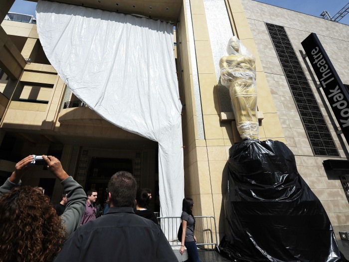 A preparação para o Oscar está começando a aparecer. A grande estátua que simboliza o evento já foi colocada nesta segunda-feira (1º) em frente ao teatro K...