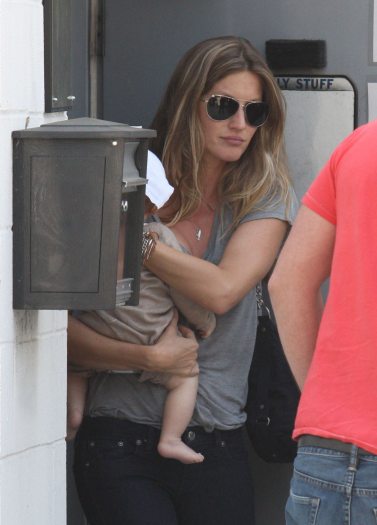 Pela primeira vez, Gisele Bündchen foi clicada durante um passeio com seu primogênito, o pequeno Benjamin. As fotos foram feitas na cidade de Burbank, na C...
